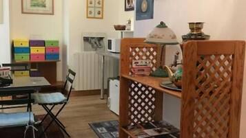 Réfrigérateur dans l'espace commun, micro-ondes dans l'espace commun