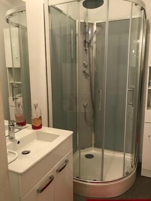 Douche, articles de toilette gratuits, sèche-cheveux