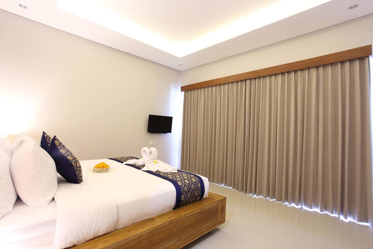 In-room safe, desk, blackout curtains, iron/ironing board (on request)