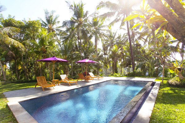Quarto casal luxo | Vista para o jardim