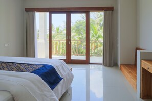 In-room safe, desk, blackout curtains, iron/ironing board - Suarsena Ubud (Ubud)