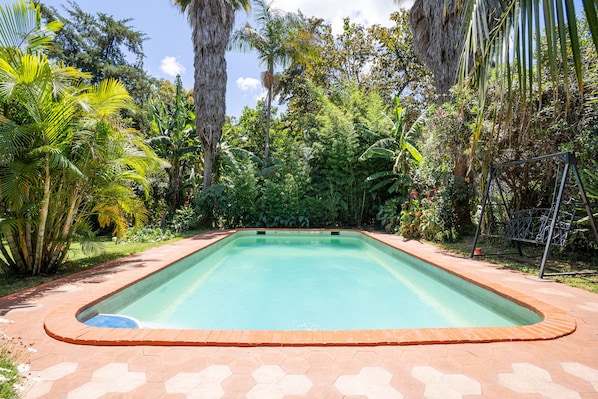 Utendørsbasseng og solsenger