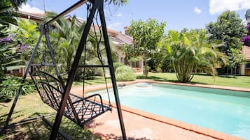 Alberca al aire libre y camastros