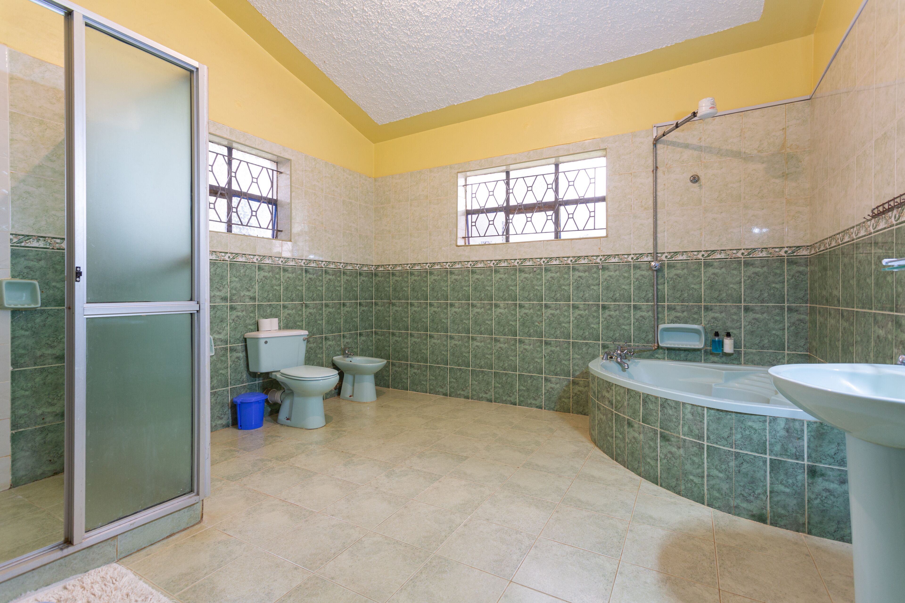 A bathroom with a toilet, bidet, and bathtub.