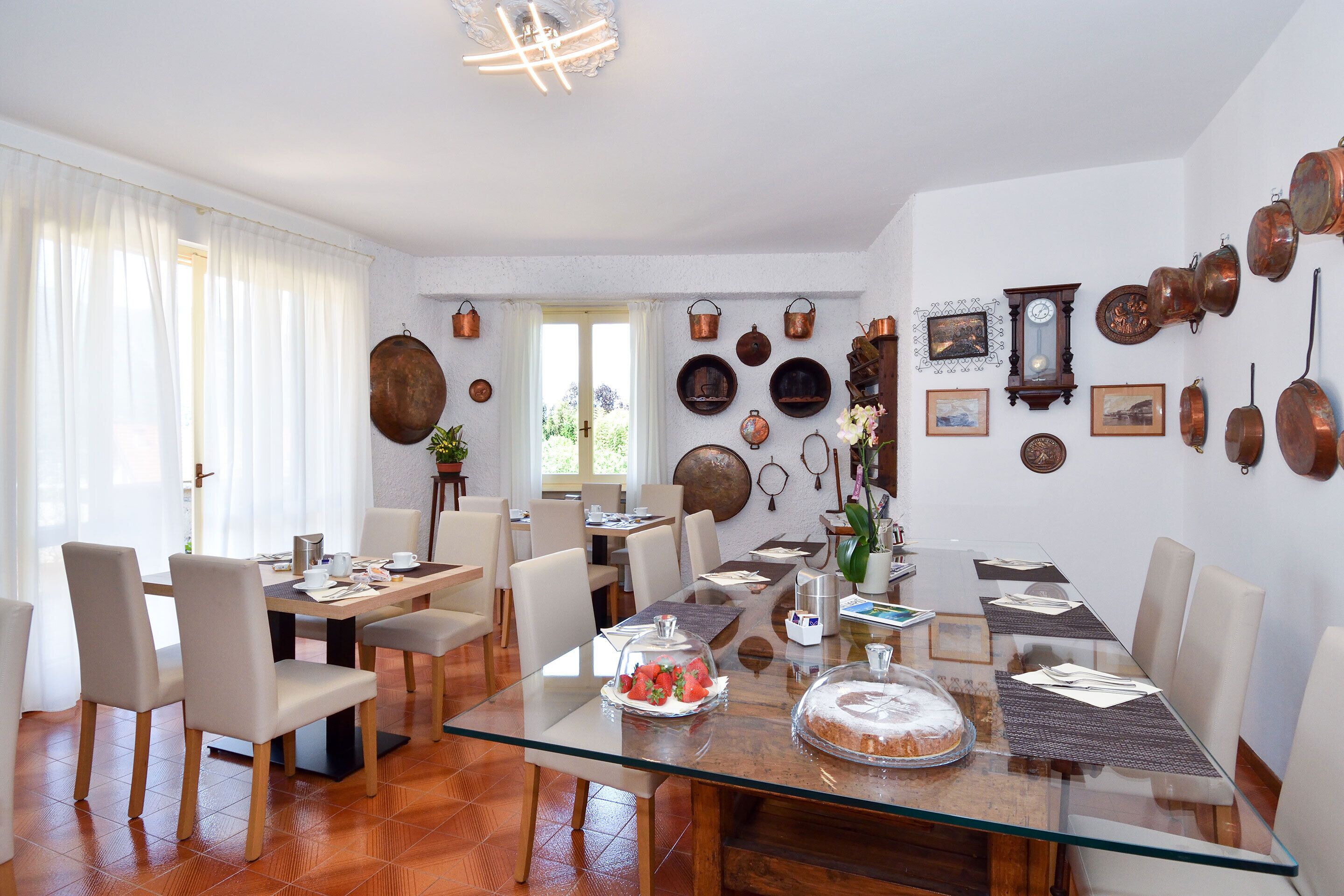 朝食 (ビュッフェ)、毎日提供 (無料)