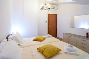 Panoramic Apartment, 2 Bedrooms, Lake View (Mansarda Volta) | 2 bedrooms, premium bedding, iron/ironing board, free WiFi - La Piccola Bellagio (Bellagio)