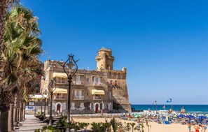 بالقرب من الشاطئ