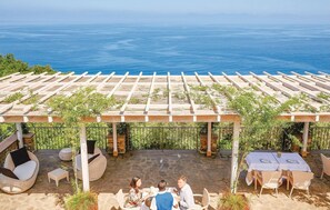 تناول الطعام بالخارج