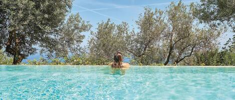 حمّام سباحة خارجي