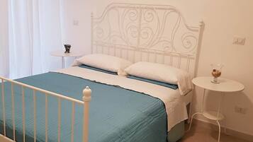 Camera Deluxe, 1 letto matrimoniale, vista mare parziale | Insonorizzazione, culle/letti per bambini (gratuiti), lenzuola