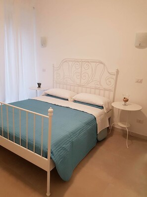 Chambre Deluxe, 1 lit double, vue partielle sur la mer