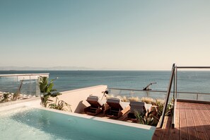 Una piscina al aire libre de temporada