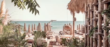 Una spiaggia nelle vicinanze
