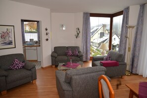 Apartamento (Orenberg) | Zona de estar | Una televisión de pantalla plana