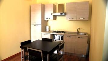 Grand réfrigérateur, micro-ondes, plaque de cuisson