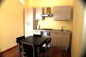 Grand réfrigérateur, micro-ondes, plaque de cuisson