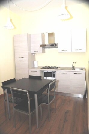 Full-sized fridge, microwave, stovetop, cookware/dishes/utensils