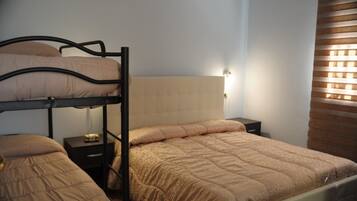 Familjerum | Minibar, skrivbord och gratis wi-fi