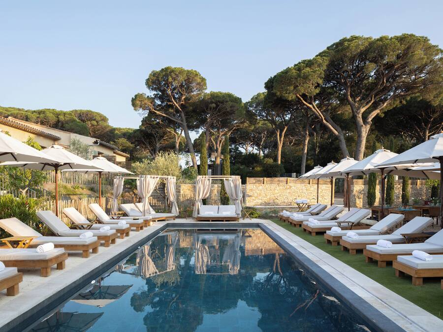 AuĂenpool (je nach Saison geöffnet), Sonnenschirme, LiegestĂŒhle