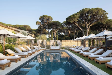 Seasonal outdoor pool, pool umbrellas, pool loungers. Hôtel L'Escalet