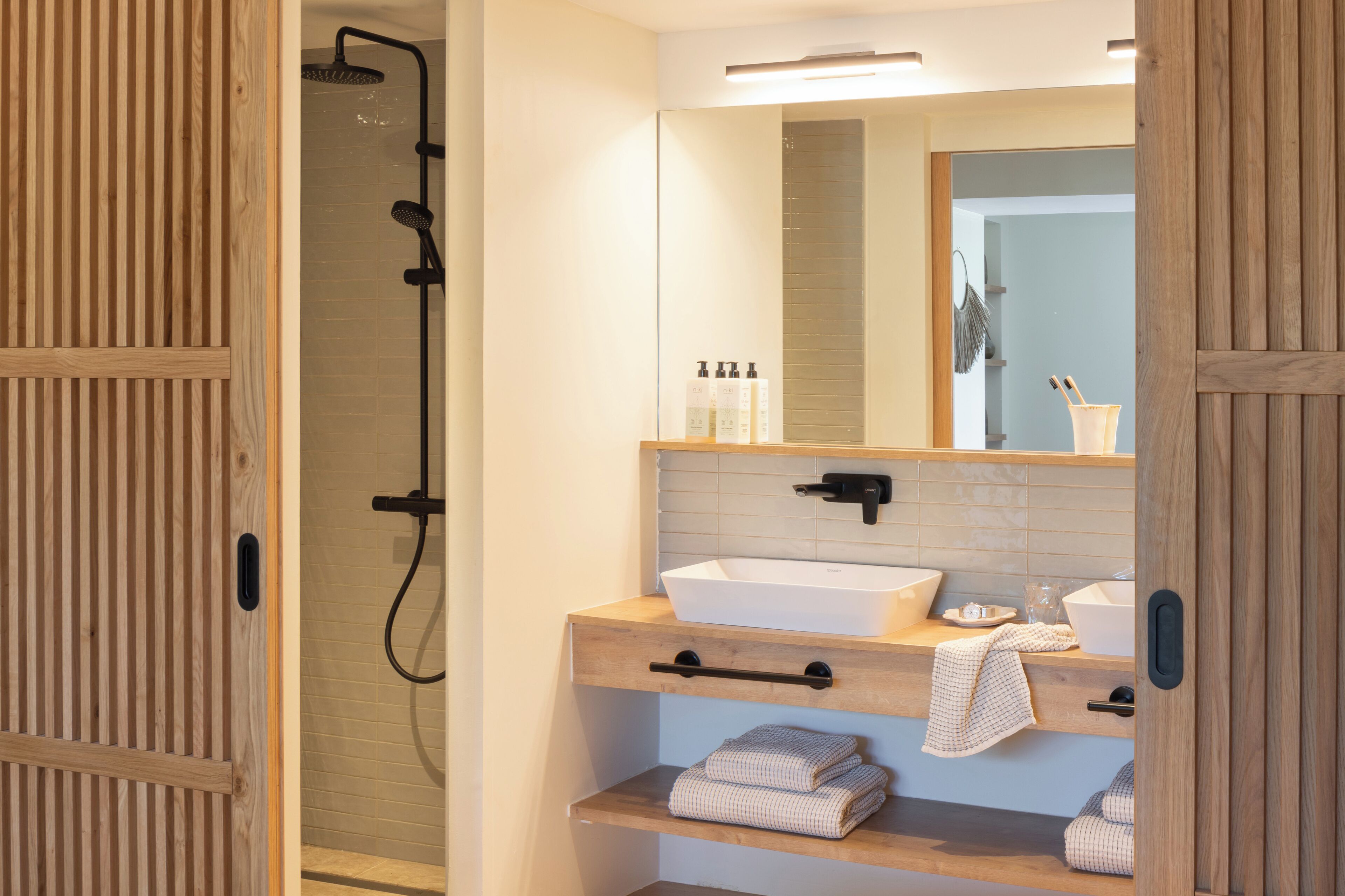 shower, free toiletries, hair dryer, towels