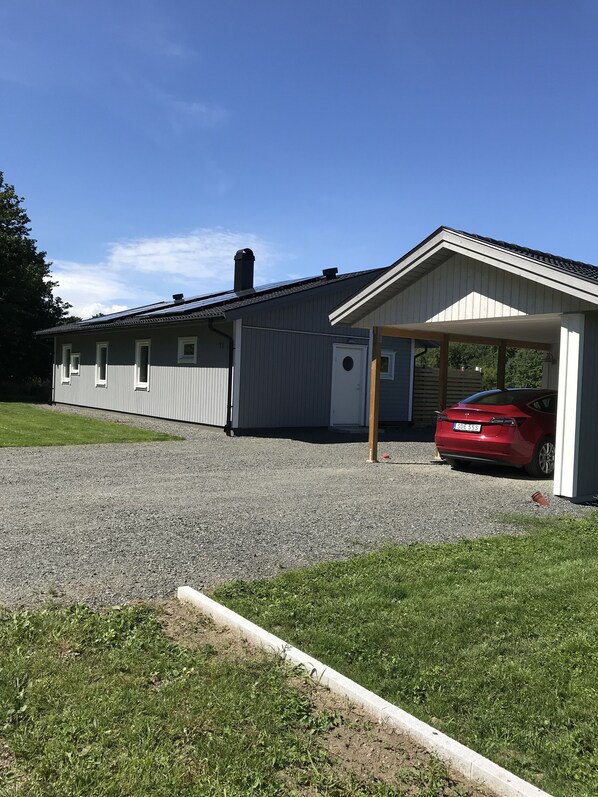 Un bâtiment d’un seul étage, doté d’un garage fermé et d’une allée gravillonnée.