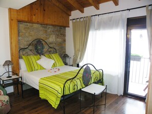 Chambre double, vue sur la montagne | Système d’insonorisation, accès au Wi-Fi (inclus), literie fournie