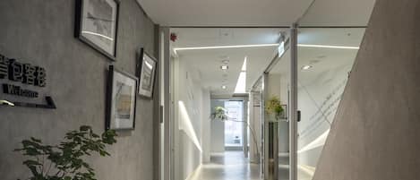 Télévision LCD de 42 pouces avec chaînes par câble, télévision