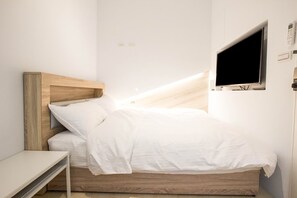 Ropa de cama de alta calidad y caja de seguridad en la habitación 
