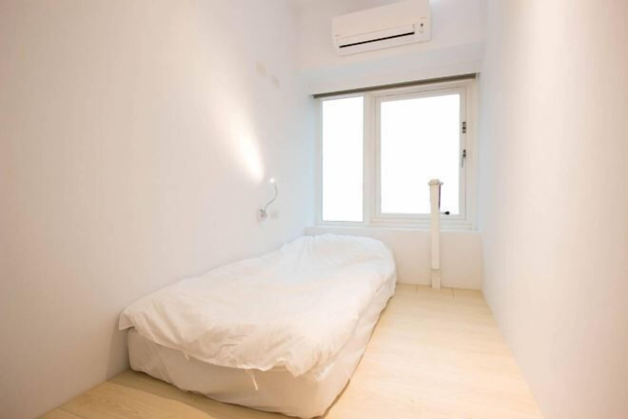 Ropa de cama de alta calidad y caja de seguridad en la habitación 