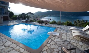 حمّام سباحة خارجي