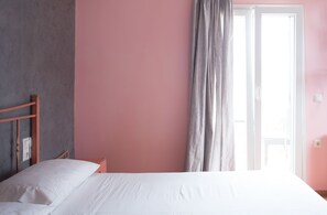 3 عدّة غرف نوم وخزنة داخل الغرفة وستائر تعتيم ومكواة/لوح كي