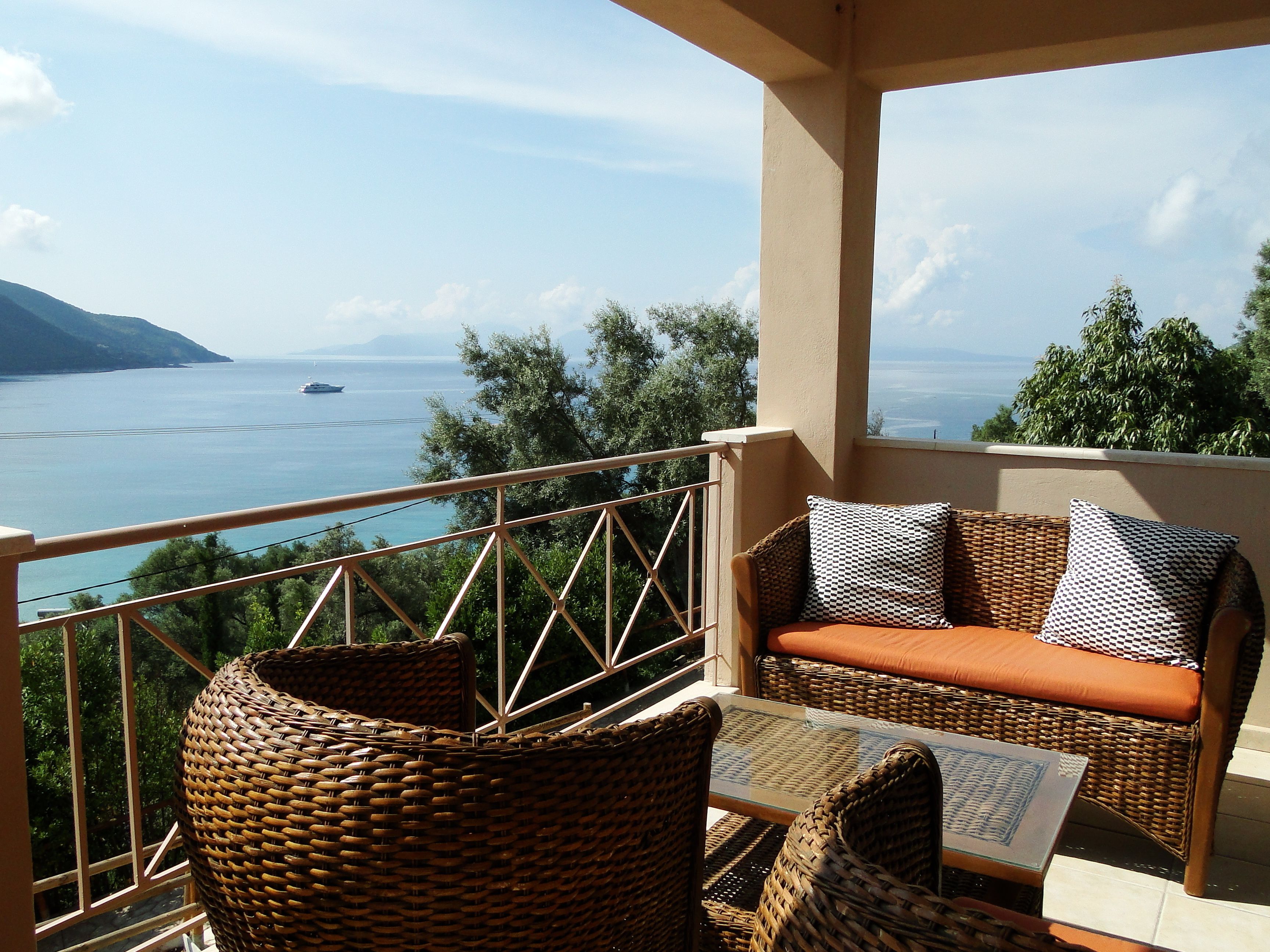 Luxe villa, 3 slaapkamers, uitzicht op strand | Uitzicht vanaf balkon