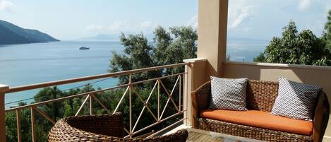 Luxe villa, 3 slaapkamers, uitzicht op strand | Uitzicht vanaf balkon