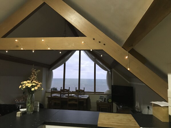 Smart-tv, een dvd-speler en een iPod-dock