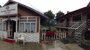 Courtyard - Everest Mountain Home (Lukla)