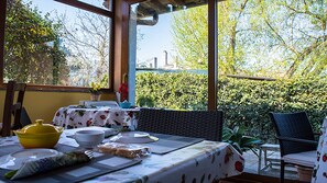 Petit déjeuner composé de spécialités régionales (5 EUR par personne)