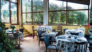 Frukost med lokala rätter varje dag (EUR 5 per person)