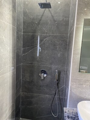 Appartement familial, vue sur le jardin | Salle de bain | Douche, baignoire profonde, articles de toilette (gratuits)