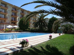 Piscine extérieure, parasols de plage, chaises longues