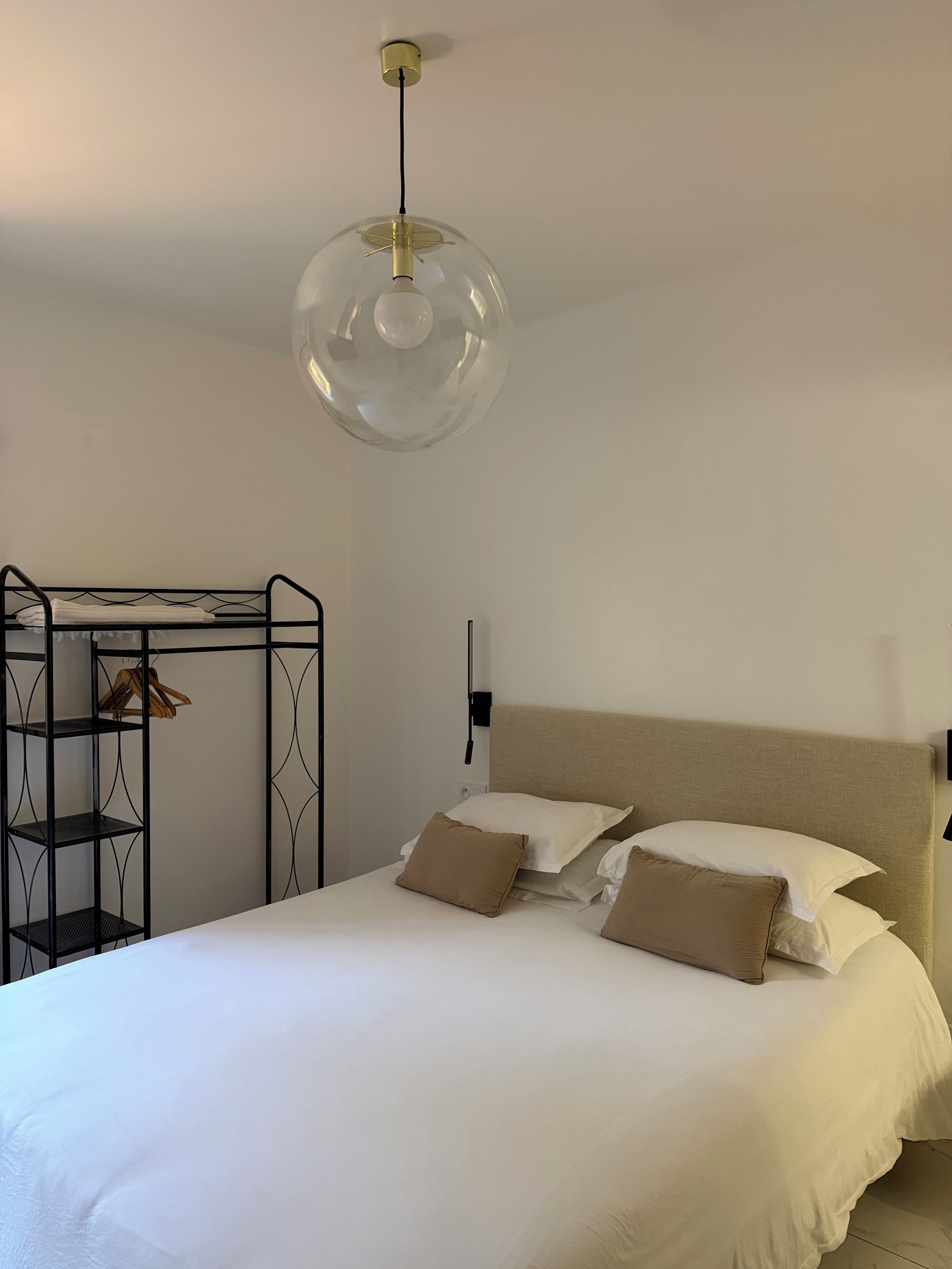 Minibar, decoración personalizada y muebles diferentes 