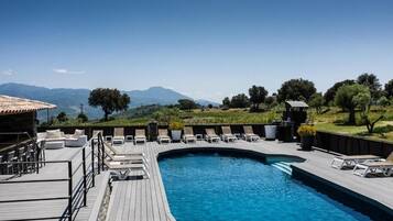 Piscine extérieure (ouverte en saison), parasols de plage