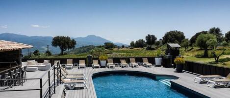 Piscine extérieure (ouverte en saison), parasols de plage