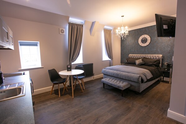 1 bedroom, in-room safe, desk, iron/ironing board