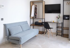 Ropa de cama hipoalergénica y caja de seguridad en la habitación 