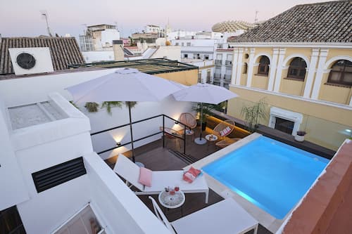 Una piscina al aire libre de temporada (de 11:00 a 21:00), tumbonas