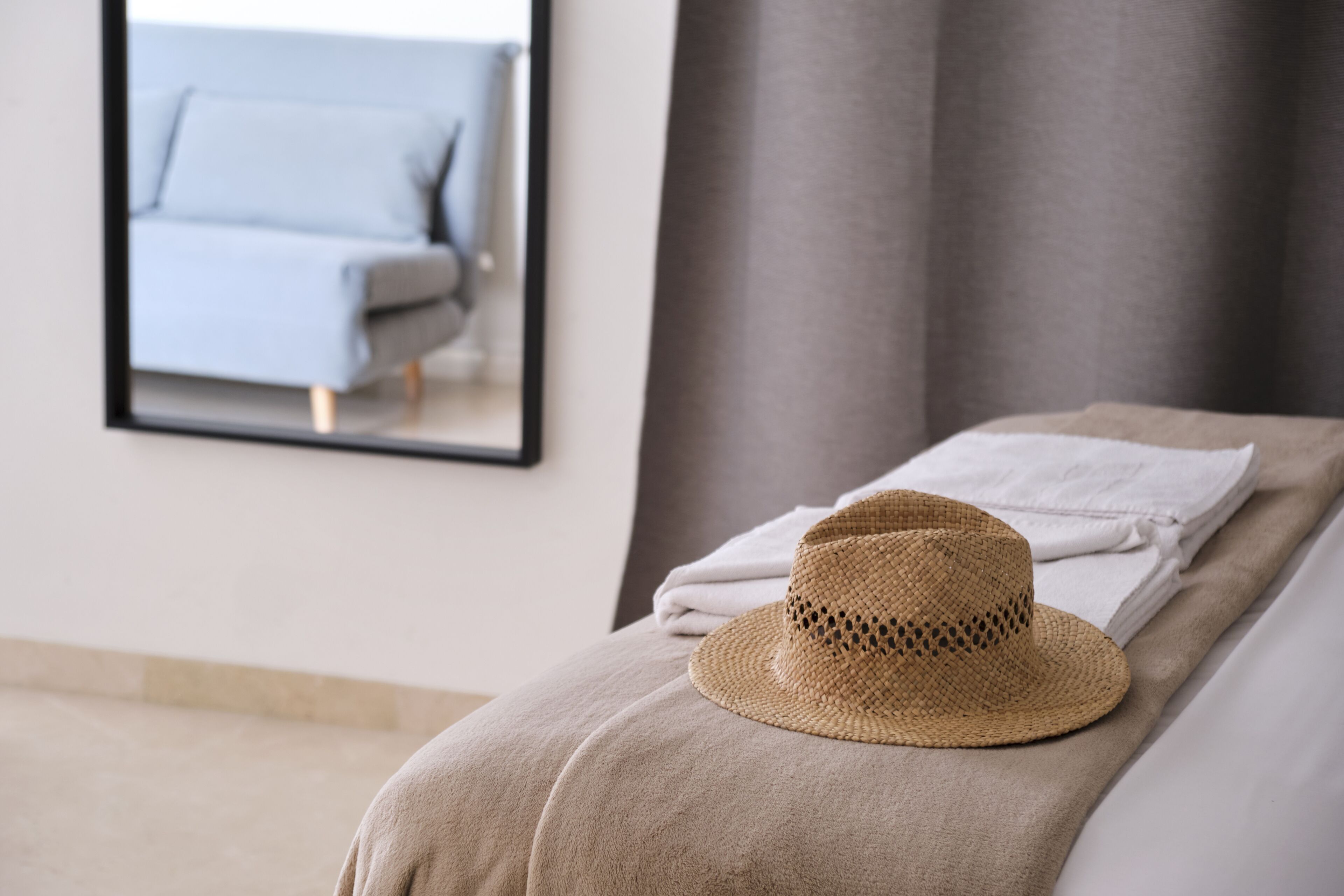 Habitación cuádruple, balcón | Ropa de cama hipoalergénica, caja fuerte, escritorio y cortinas opacas