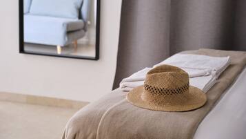 Habitación cuádruple, balcón | Ropa de cama hipoalergénica, caja fuerte, escritorio y cortinas opacas