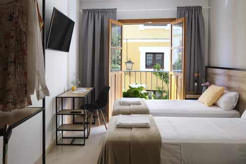 Habitación con 1 cama doble o 2 individuales, balcón | Ropa de cama hipoalergénica, caja fuerte, escritorio y cortinas opacas