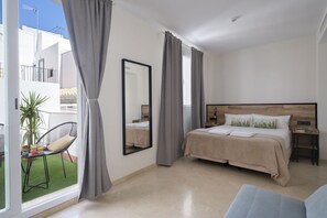 Ropa de cama hipoalergénica y caja de seguridad en la habitación 